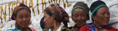 Zeny sledujici viteze strelby Zeny sledujici viteze strelby